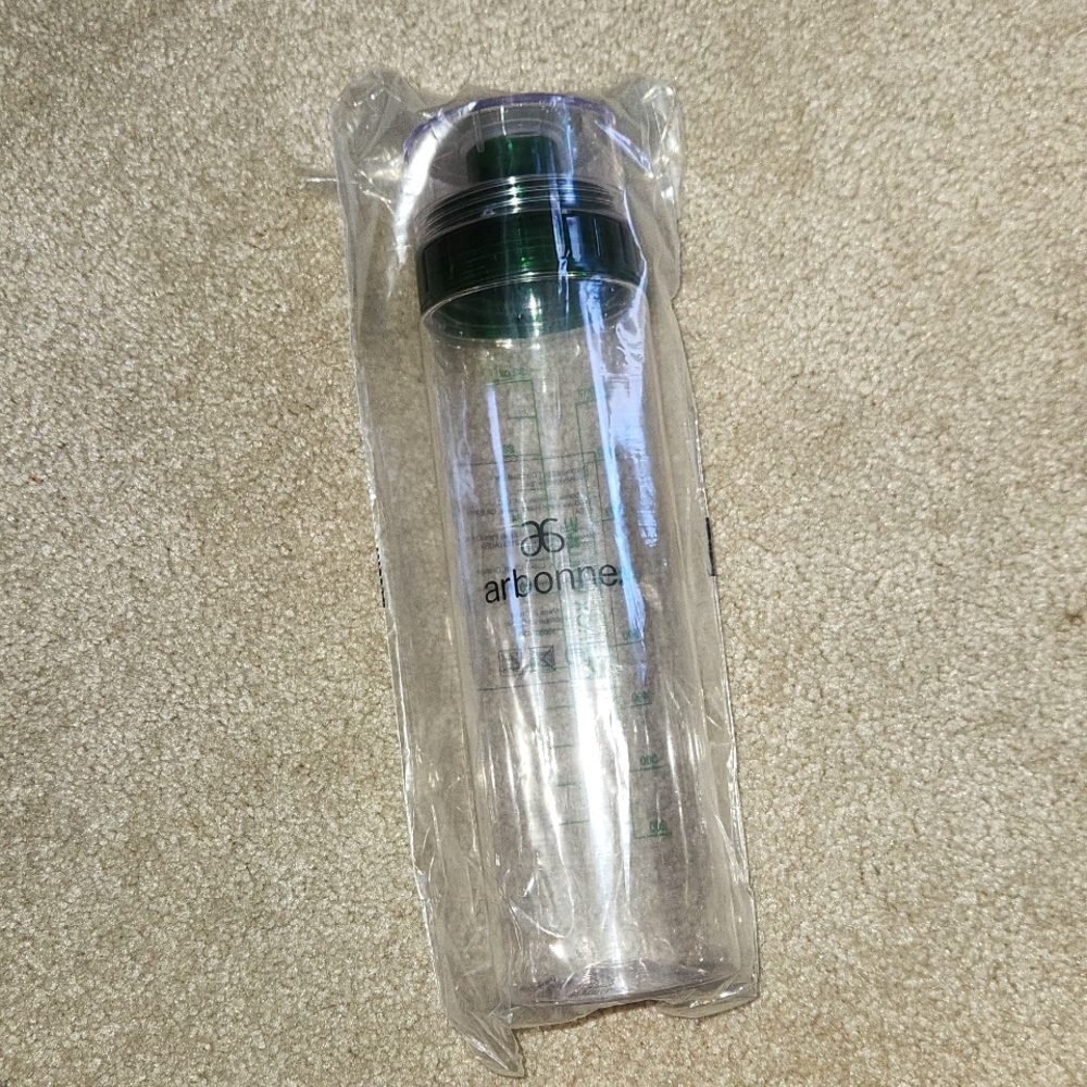 NWOT Arbonne 32oz Water Bottle